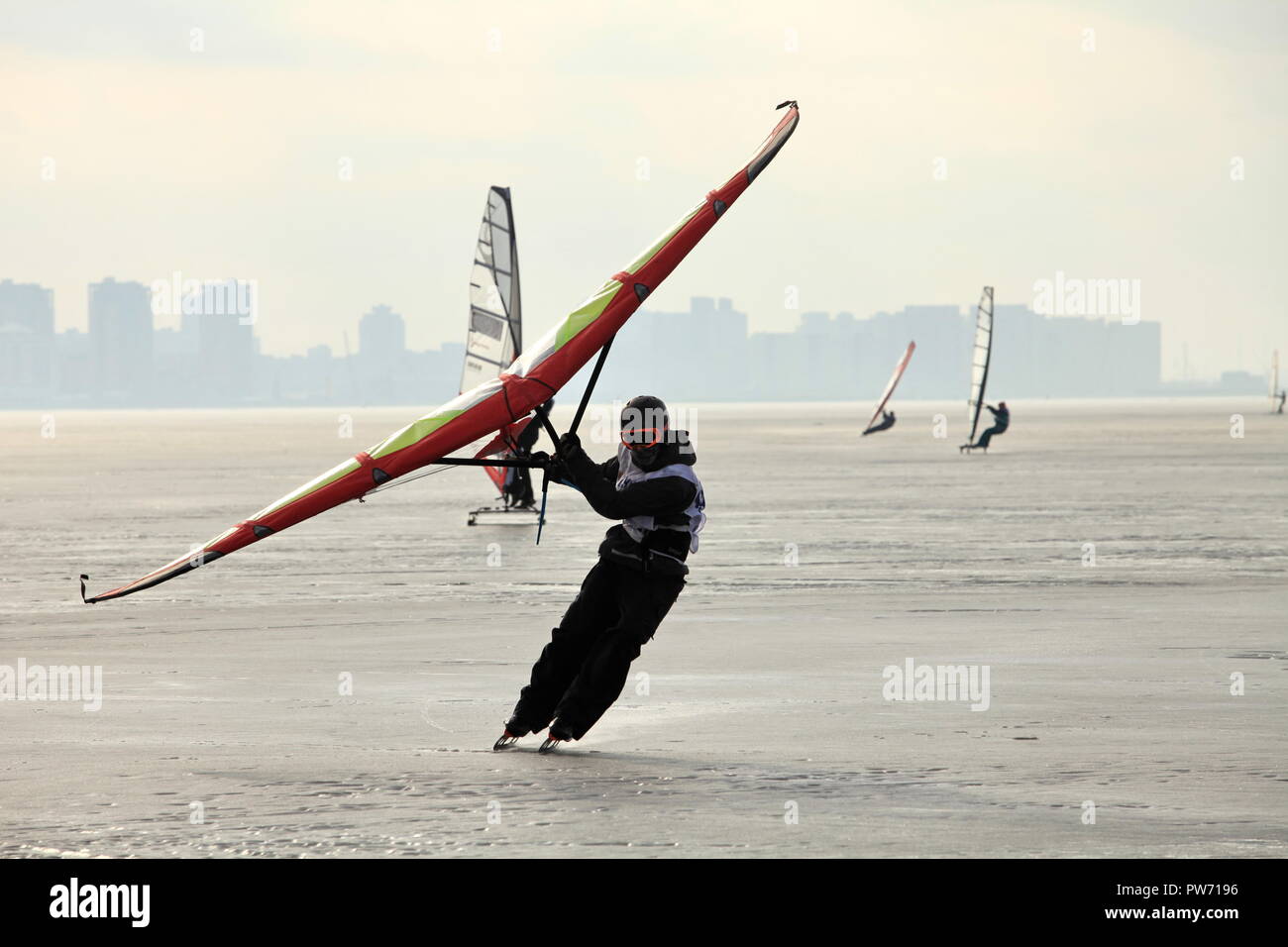 Il ghiaccio windsurf sul mare ghiacciato Foto Stock