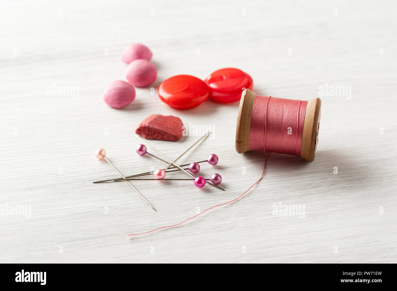 Primo piano il thread per cucito e ricamo, vecchia bobina di filo Foto Stock