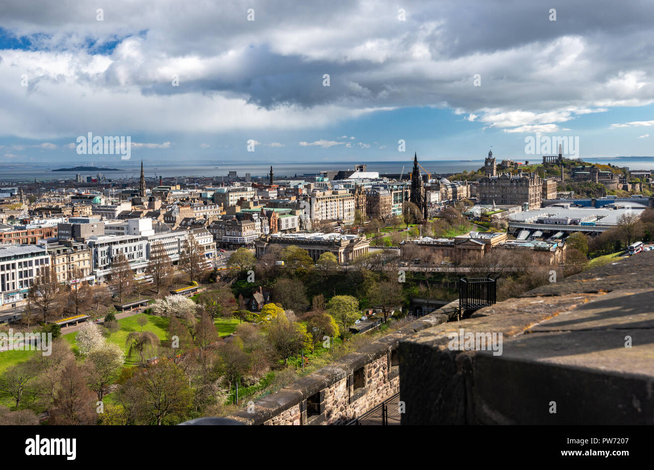 Vista dal castello di Edimburgo sul centro di Edimburgo. La Scozia, Regno Unito Foto Stock