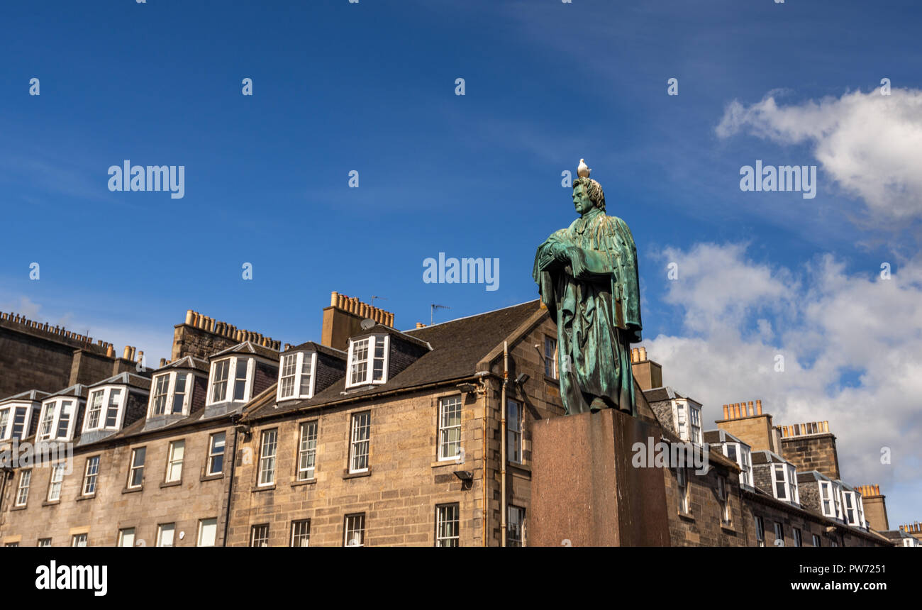 Statua di bronzo di Thomas Chalmers con una sea gull sulla testa , Edimburgo, Scozia, Regno Unito Foto Stock