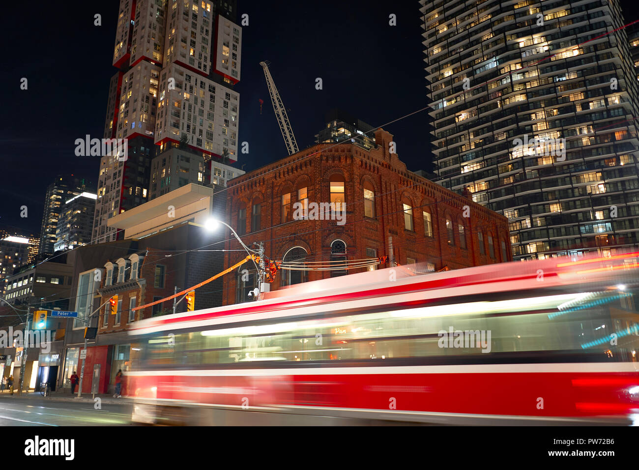 Il tram di notte lunga esposizione Foto Stock