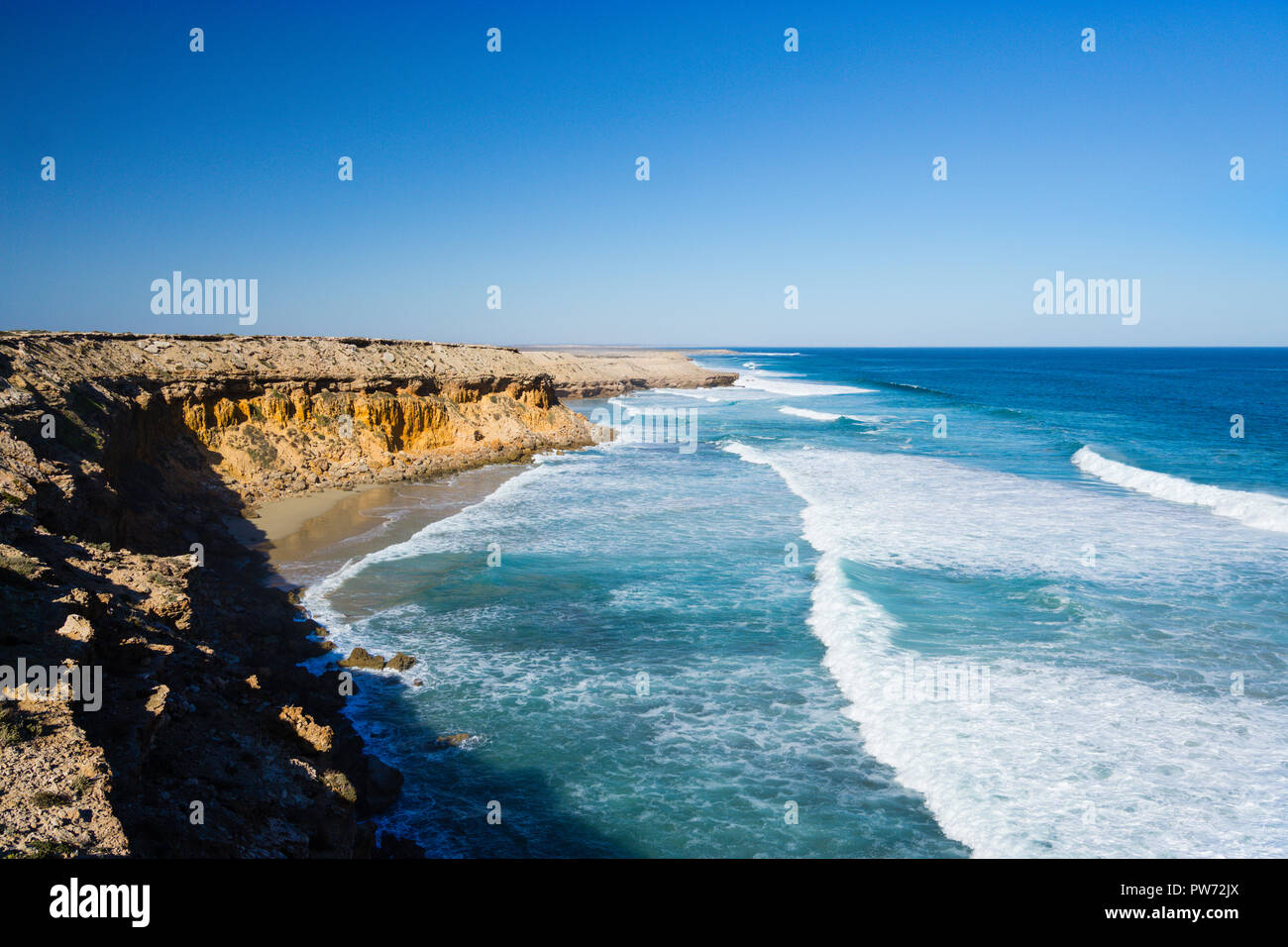 Viste le aspre rupi costiere lungo la baia di ansia in cima alla scogliera di unità ad anello. Elliston Sud Australia Foto Stock