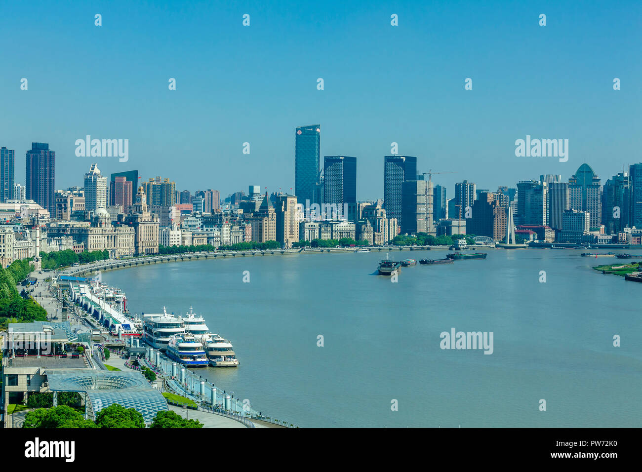 Shanghai, Cina - 1 Giugno 2018: Il Bund Shanghai vista aerea del lungomare di architettura del paesaggio della città Foto Stock Shanghai, Cina - 1 Giugno 2018: Il Bund Shanghai vista aerea del lungomare di architettura del paesaggio della città Foto Stock