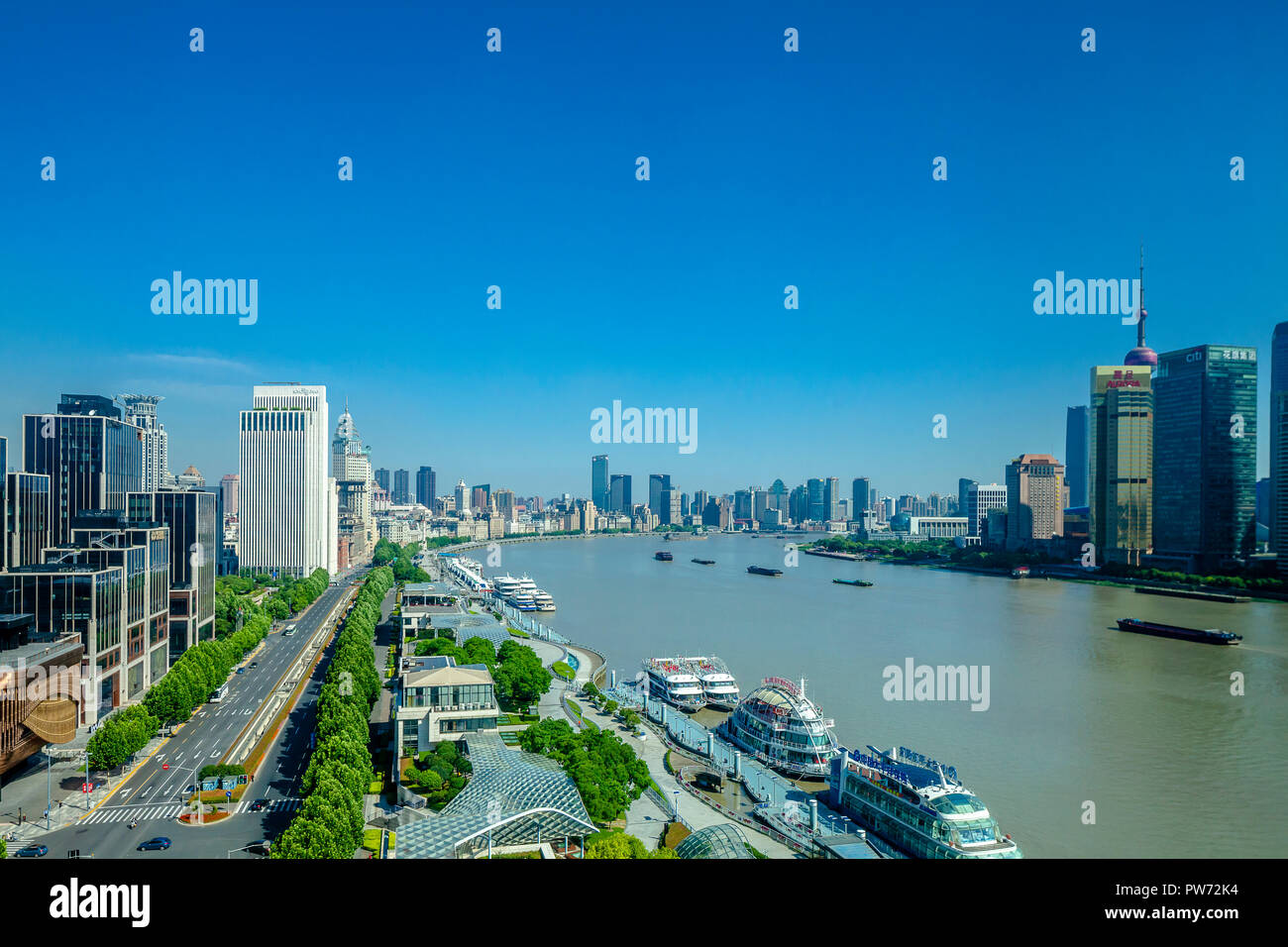 Shanghai, Cina - 1 Giugno 2018: Il Bund Shanghai vista aerea del lungomare di architettura del paesaggio della città dotate di Soho Cina costruzione Foto Stock Shanghai, Cina - 1 Giugno 2018: Il Bund Shanghai vista aerea del lungomare di architettura del paesaggio della città dotate di Soho Cina costruzione Foto Stock