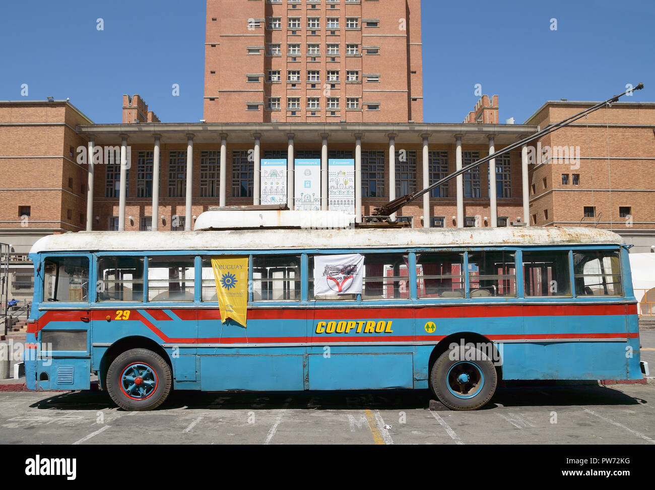 MONTEVIDEO, Uruguay - Ottobre 6, 2018: Blu filobus in mostra, in vista laterale Foto Stock