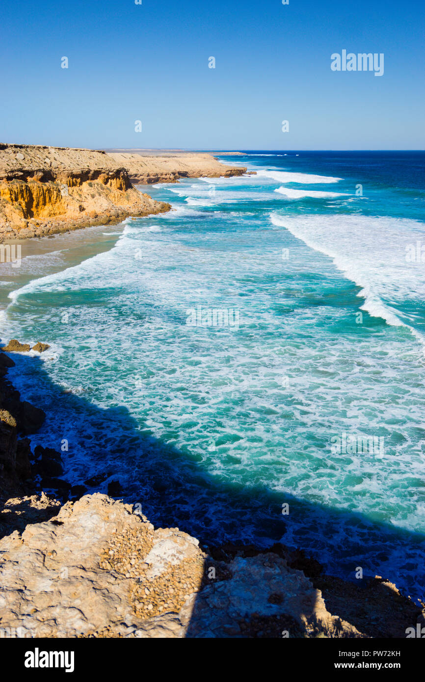 Viste le aspre rupi costiere lungo la baia di ansia in cima alla scogliera di unità ad anello. Elliston Sud Australia Foto Stock