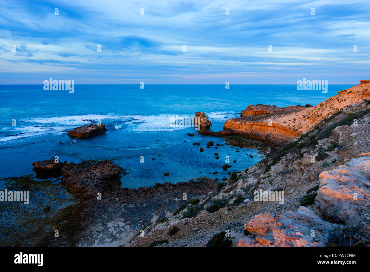 Viste le aspre rupi costiere lungo la baia di ansia in cima alla scogliera di unità ad anello. Elliston Sud Australia Foto Stock