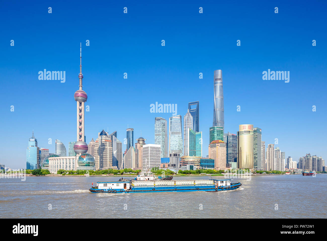 Shanghai, Cina - 1 Giugno 2018: Il Bund Shanghai vista aerea del lungomare di architettura del paesaggio della città con la Oriental Pearl e ShanghaiTower Foto Stock Shanghai, Cina - 1 Giugno 2018: Il Bund Shanghai vista aerea del lungomare di architettura del paesaggio della città con la Oriental Pearl e ShanghaiTower Foto Stock