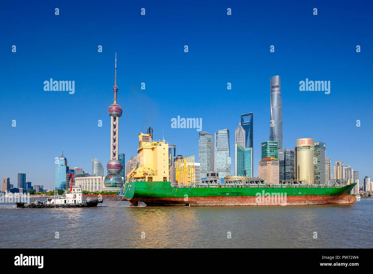 Shanghai, Cina - 1 Giugno 2018: Il Bund Shanghai vista aerea del lungomare di architettura del paesaggio della città con la Oriental Pearl e ShanghaiTower Foto Stock Shanghai, Cina - 1 Giugno 2018: Il Bund Shanghai vista aerea del lungomare di architettura del paesaggio della città con la Oriental Pearl e ShanghaiTower Foto Stock
