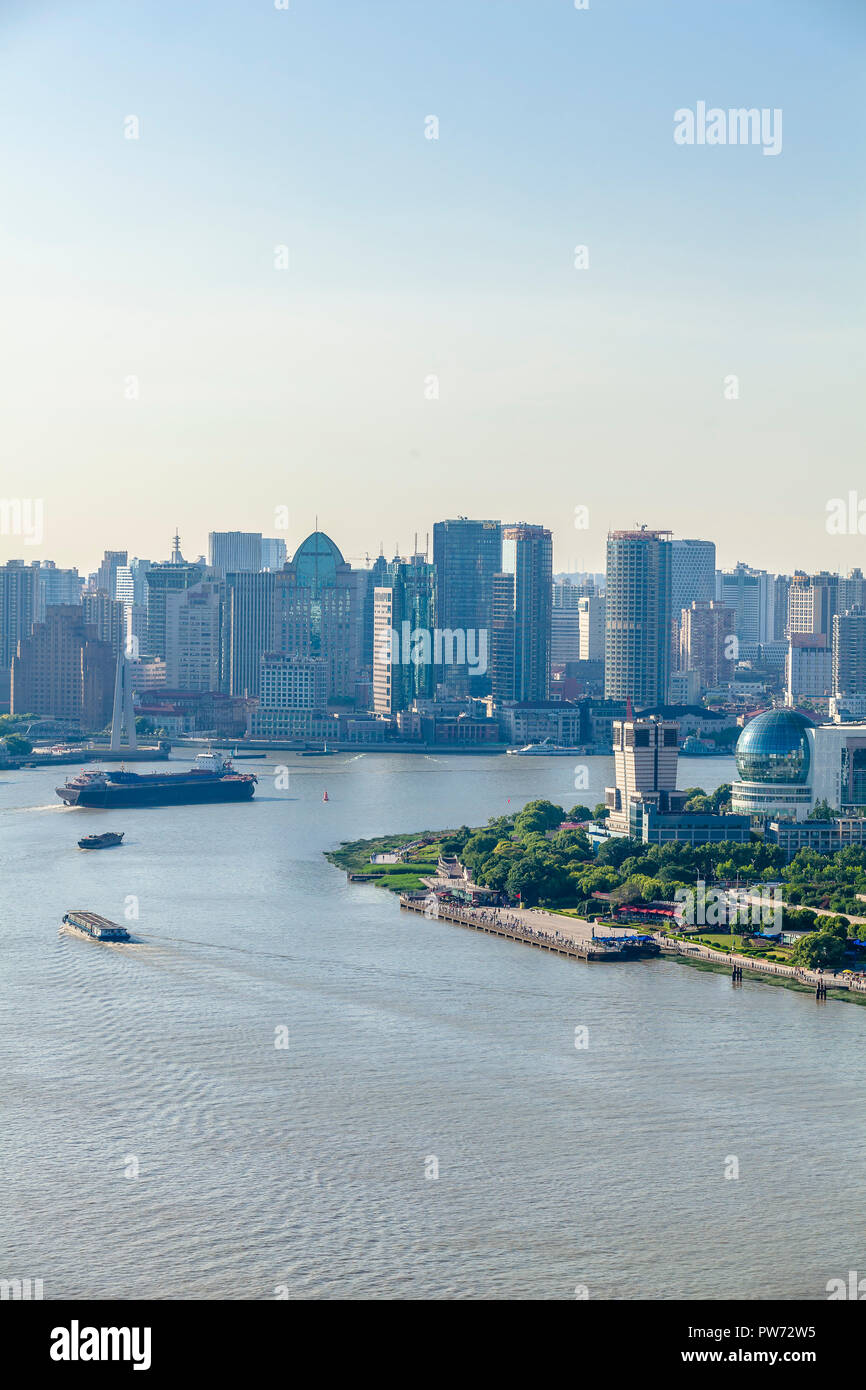Shanghai, Cina - 1 Giugno 2018: Il Bund Shanghai vista aerea di architettura waterfront dotate di Shanghai International Convention Center Foto Stock Shanghai, Cina - 1 Giugno 2018: Il Bund Shanghai vista aerea di architettura waterfront dotate di Shanghai International Convention Center Foto Stock
