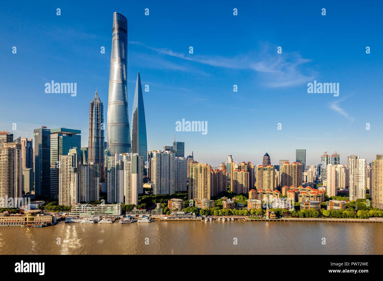 Shanghai, Cina - 1 Giugno 2018: Il Bund Shanghai crepuscolo vista aerea del lungomare di architettura del paesaggio della città dotate di Shanghai Tower Foto Stock Shanghai, Cina - 1 Giugno 2018: Il Bund Shanghai crepuscolo vista aerea del lungomare di architettura del paesaggio della città dotate di Shanghai Tower Foto Stock