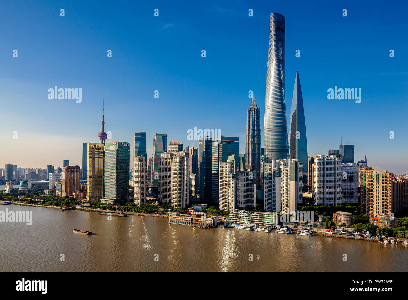 Shanghai, Cina - 1 Giugno 2018: Il Bund Shanghai crepuscolo vista aerea del lungomare di architettura del paesaggio della città dotate di Shanghai Tower Foto Stock Shanghai, Cina - 1 Giugno 2018: Il Bund Shanghai crepuscolo vista aerea del lungomare di architettura del paesaggio della città dotate di Shanghai Tower Foto Stock