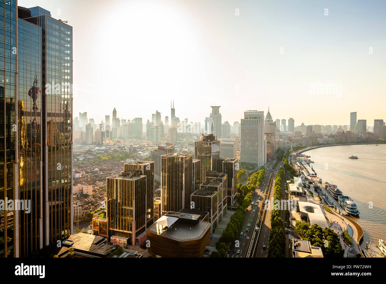 Shanghai, Cina - 1 Giugno 2018: Il Bund Shanghai vista aerea del lungomare di architettura del paesaggio della città Foto Stock Shanghai, Cina - 1 Giugno 2018: Il Bund Shanghai vista aerea del lungomare di architettura del paesaggio della città Foto Stock