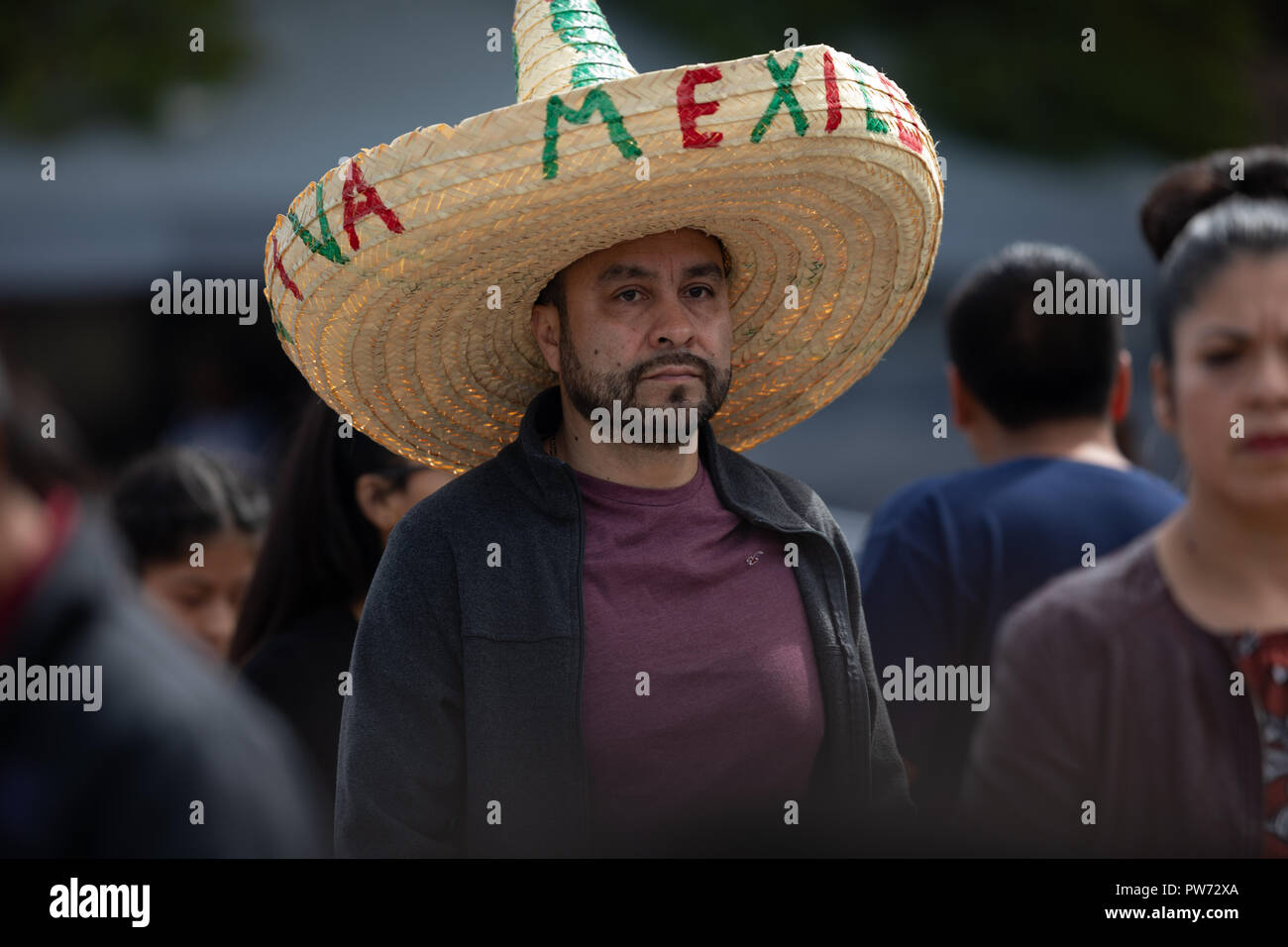 Chicago, Illinois, Stati Uniti d'America - 9 settembre 2018 la 26th Street indipendenza messicana Parade, messicano uomo che indossa un grande sombrero con lo slogan Viva Mexic Foto Stock