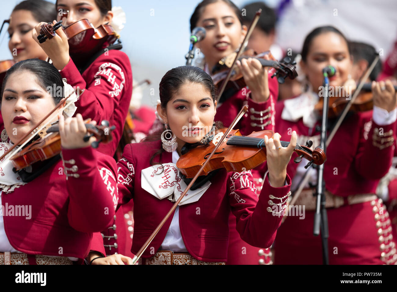 Donne mariachi immagini e fotografie stock ad alta risoluzione - Alamy
