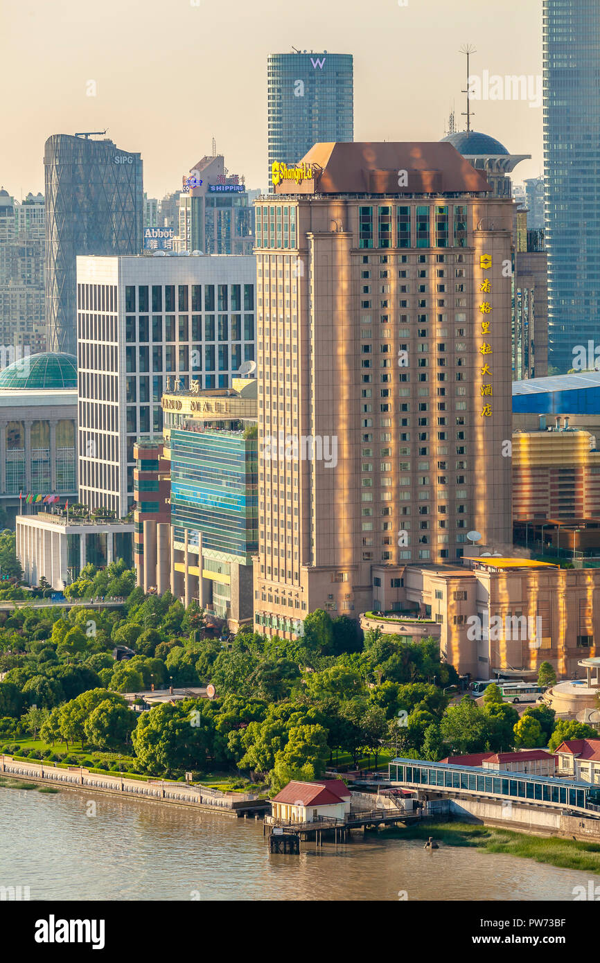 Shanghai, Cina - 1 Giugno 2018: Il Bund Shanghai vista aerea del lungomare di architettura del paesaggio della città Foto Stock Shanghai, Cina - 1 Giugno 2018: Il Bund Shanghai vista aerea del lungomare di architettura del paesaggio della città Foto Stock