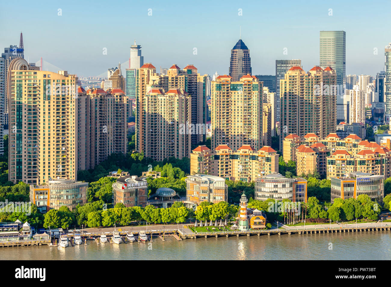 Shanghai, Cina - 1 Giugno 2018: Il Bund Shanghai vista aerea del lungomare di architettura del paesaggio della città dotate di Yanlord Garden residence di lusso Foto Stock Shanghai, Cina - 1 Giugno 2018: Il Bund Shanghai vista aerea del lungomare di architettura del paesaggio della città dotate di Yanlord Garden residence di lusso Foto Stock