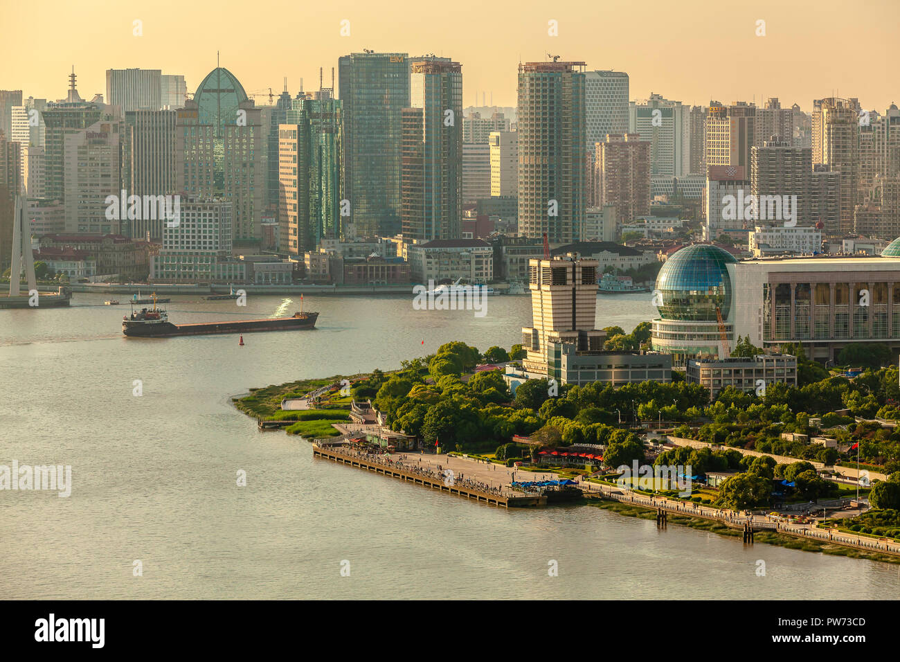 Shanghai, Cina - 1 Giugno 2018: Il Bund Shanghai vista aerea di architettura waterfront dotate di Shanghai International Convention Center Foto Stock Shanghai, Cina - 1 Giugno 2018: Il Bund Shanghai vista aerea di architettura waterfront dotate di Shanghai International Convention Center Foto Stock
