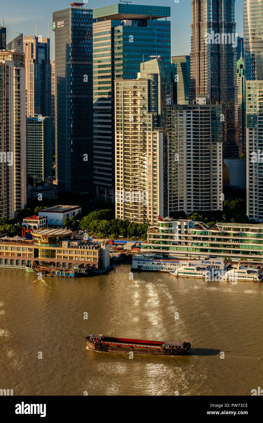 Shanghai, Cina - 1 Giugno 2018: Il Bund Shanghai vista aerea del lungomare di architettura del paesaggio della città Foto Stock Shanghai, Cina - 1 Giugno 2018: Il Bund Shanghai vista aerea del lungomare di architettura del paesaggio della città Foto Stock