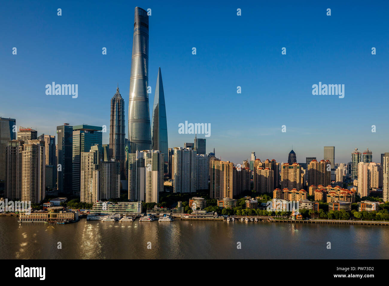Shanghai, Cina - 1 Giugno 2018: Il Bund Shanghai crepuscolo vista aerea del lungomare di architettura del paesaggio della città dotate di Shanghai Tower Foto Stock Shanghai, Cina - 1 Giugno 2018: Il Bund Shanghai crepuscolo vista aerea del lungomare di architettura del paesaggio della città dotate di Shanghai Tower Foto Stock