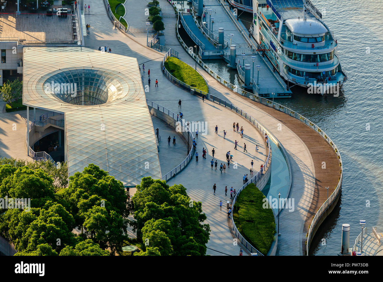 Shanghai, Cina - 1 Giugno 2018: Il Bund Shanghai vista aerea del lungomare di architettura del paesaggio della città Foto Stock Shanghai, Cina - 1 Giugno 2018: Il Bund Shanghai vista aerea del lungomare di architettura del paesaggio della città Foto Stock