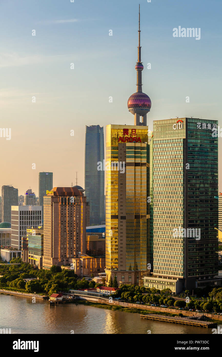 Shanghai, Cina - 1 Giugno 2018: Il Bund Shanghai vista aerea del lungomare di architettura del paesaggio della città con la Oriental Pearl Foto Stock Shanghai, Cina - 1 Giugno 2018: Il Bund Shanghai vista aerea del lungomare di architettura del paesaggio della città con la Oriental Pearl Foto Stock