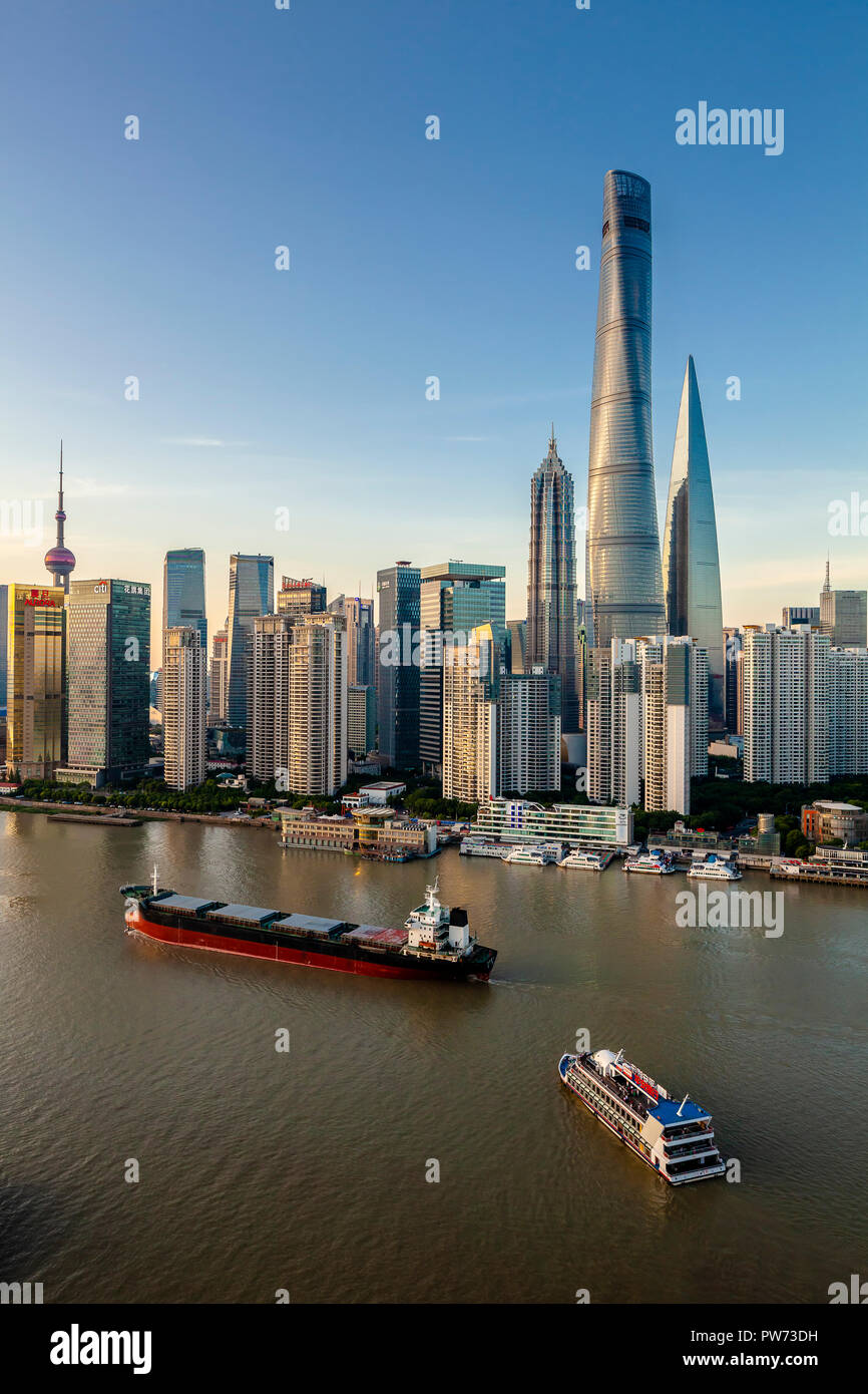 Shanghai, Cina - 1 Giugno 2018: Il Bund Shanghai crepuscolo vista aerea del lungomare di architettura del paesaggio della città dotate di Shanghai Tower Foto Stock Shanghai, Cina - 1 Giugno 2018: Il Bund Shanghai crepuscolo vista aerea del lungomare di architettura del paesaggio della città dotate di Shanghai Tower Foto Stock