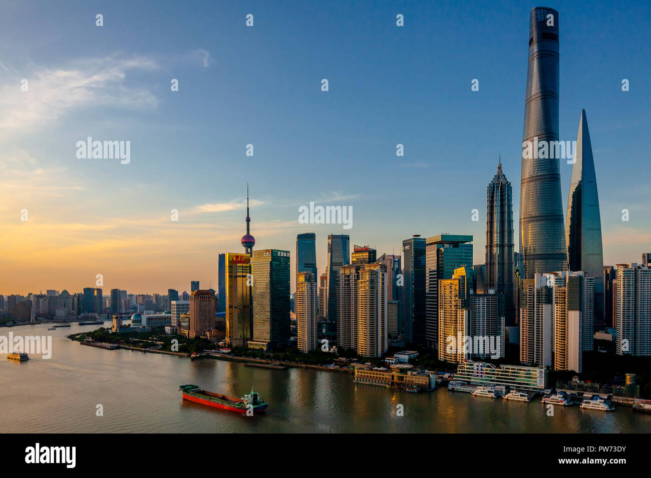 Shanghai, Cina - 1 Giugno 2018: Il Bund Shanghai crepuscolo vista aerea del lungomare di architettura del paesaggio della città dotate di Shanghai Tower Foto Stock Shanghai, Cina - 1 Giugno 2018: Il Bund Shanghai crepuscolo vista aerea del lungomare di architettura del paesaggio della città dotate di Shanghai Tower Foto Stock