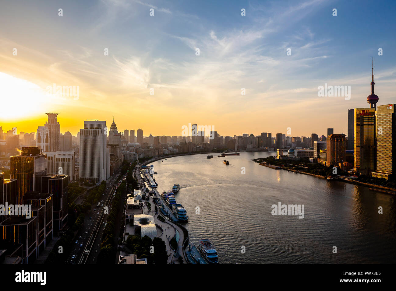 Shanghai, Cina - 1 Giugno 2018: Il Bund Shanghai vista aerea del lungomare di architettura del paesaggio della città con la Oriental Pearl Foto Stock Shanghai, Cina - 1 Giugno 2018: Il Bund Shanghai vista aerea del lungomare di architettura del paesaggio della città con la Oriental Pearl Foto Stock