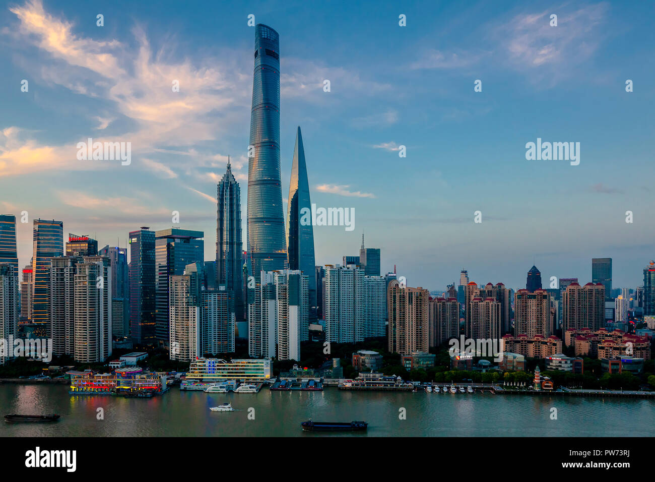 Shanghai, Cina - 1 Giugno 2018: Il Bund Shanghai crepuscolo vista aerea del lungomare di architettura del paesaggio della città dotate di Shanghai Tower Foto Stock Shanghai, Cina - 1 Giugno 2018: Il Bund Shanghai crepuscolo vista aerea del lungomare di architettura del paesaggio della città dotate di Shanghai Tower Foto Stock