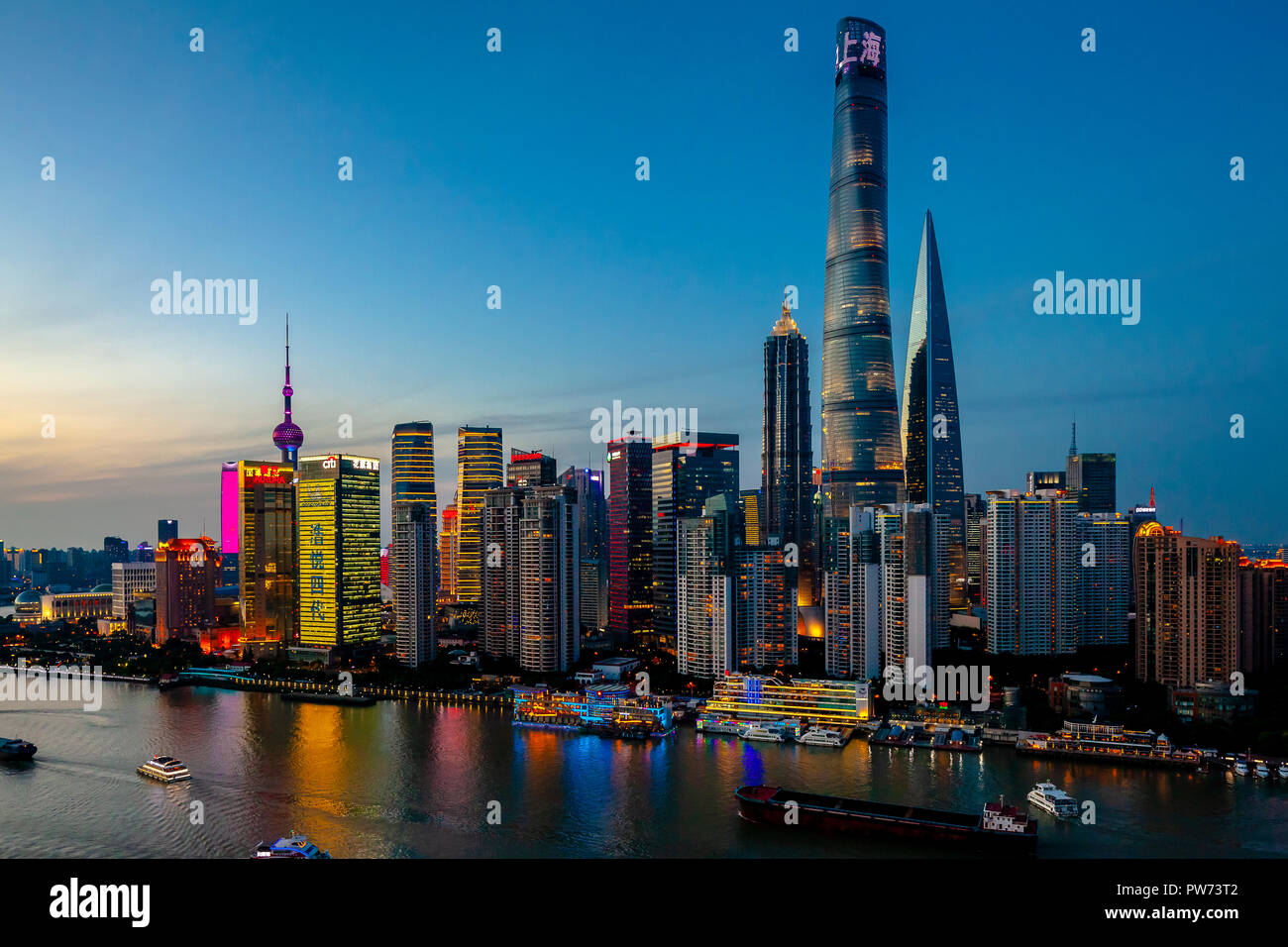 Shanghai, Cina - 1 Giugno 2018: Il Bund Shanghai crepuscolo vista aerea del lungomare di architettura del paesaggio della città dotate di Shanghai Tower Foto Stock Shanghai, Cina - 1 Giugno 2018: Il Bund Shanghai crepuscolo vista aerea del lungomare di architettura del paesaggio della città dotate di Shanghai Tower Foto Stock