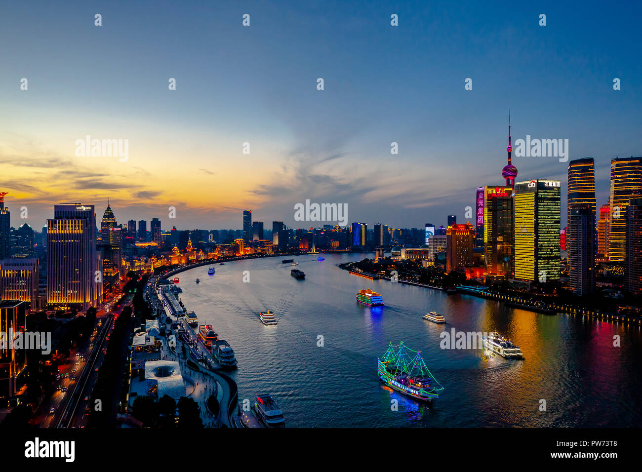 Shanghai, Cina - 1 Giugno 2018: Il Bund Shanghai vista aerea del lungomare di architettura del paesaggio della città con la Oriental Pearl Foto Stock Shanghai, Cina - 1 Giugno 2018: Il Bund Shanghai vista aerea del lungomare di architettura del paesaggio della città con la Oriental Pearl Foto Stock