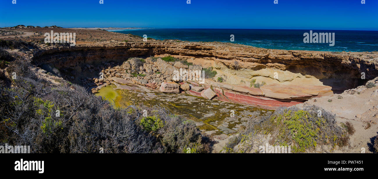 La vasca è un grande cratere nella roccia con un tunnel che conduce al mare di Talia grotte vicino Elliston Sud Australia Foto Stock