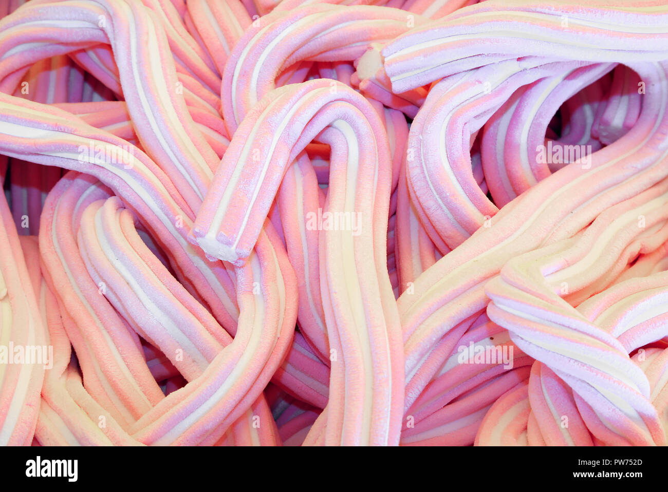 Lunga e la filatura rosa e bianco marshmallows in un negozio di dolci Foto Stock