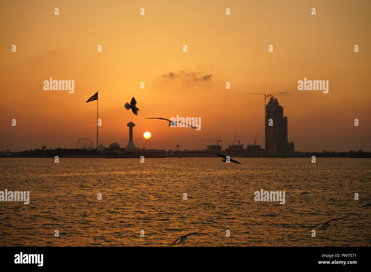 Sonnenuntergang am Corniche Strand, Persischer Golf, Abu Dhabi, Emirats Abu Dhabi, Vereinigte Arabische Emirate Foto Stock