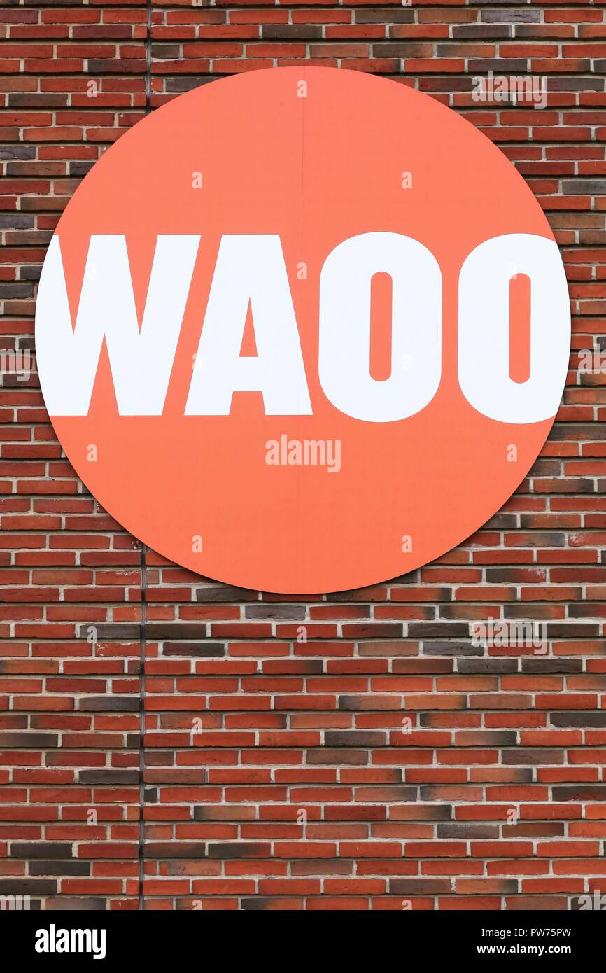 Tilst, Danimarca - 7 Ottobre 2018: Waoo logo su una parete. Waoo è danese un fornitore di connessione internet, di TV e di telefonia mediante la rete in fibra Foto Stock