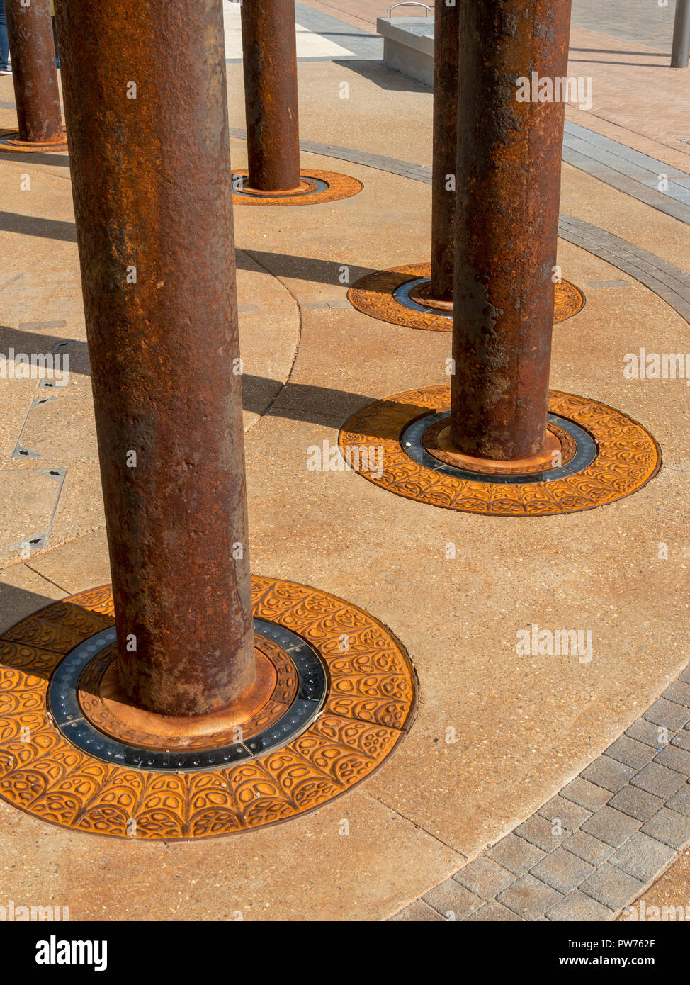 Dettaglio della spirale dorata scultura realizzata da ghisa colonne recuperate dal vecchio molo Ovest di Brighton, Promenade Piazza, East Sussex, England, Regno Unito Foto Stock