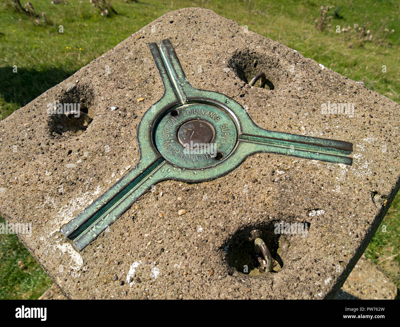 Supporto cinematico a tre punti (ragno) per una teodolite topografica sulla stazione di triangolazione Ordnance Survey a tre punti, Leicestershire, Inghilterra, Foto Stock
