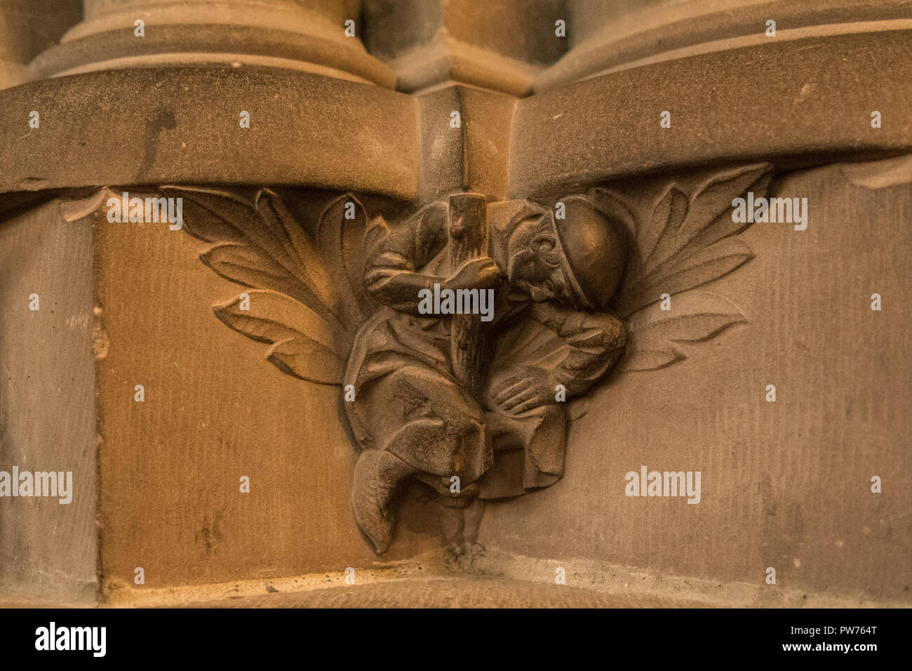 La cattedrale di Strasburgo bizzarre sculture in pietra del piccolo uomo forte di supporto di un pilastro interno sulla sua schiena, Francia, Europa Foto Stock