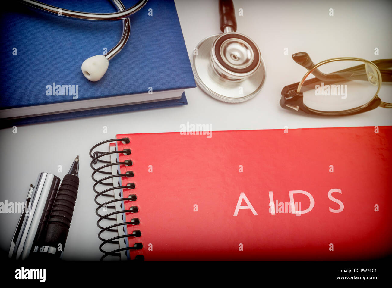 Intitolato red book aids lungo con attrezzature mediche, immagine concettuale Foto Stock