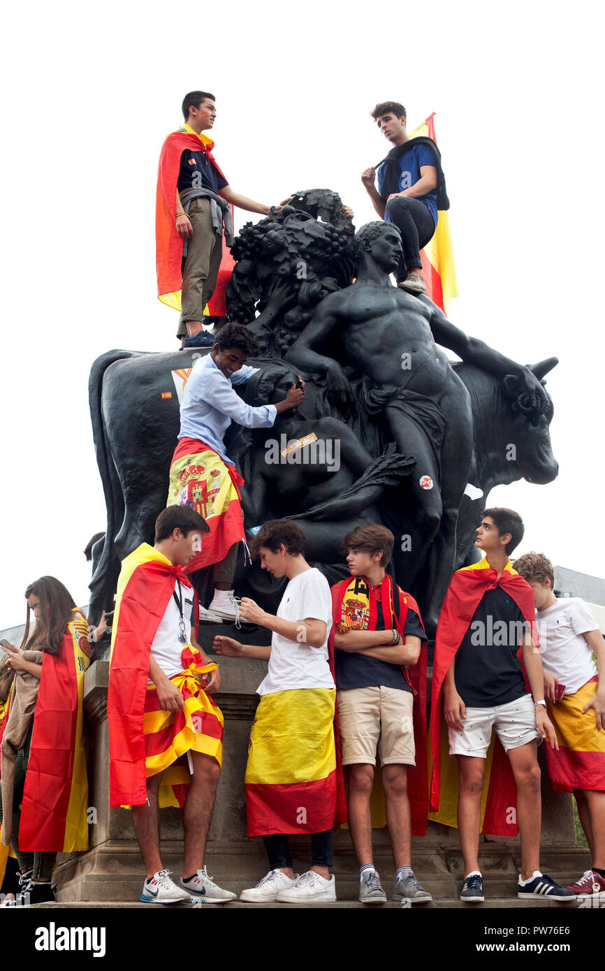 I giovani manifestanti a anti-indipendenza catalana rally, Barcelona, Spagna. Foto Stock