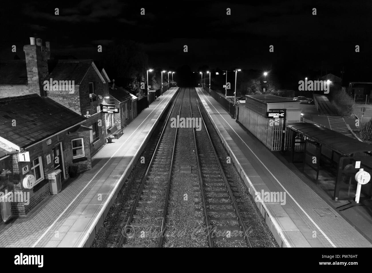 I binari ferroviari scomparendo in darl notte Foto Stock