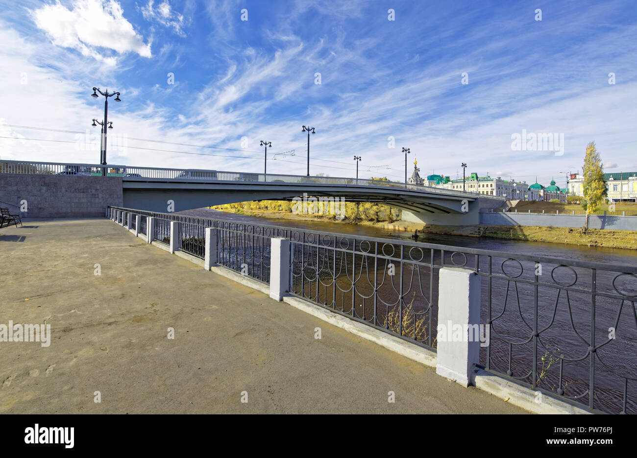 Editoriale. Omsk,Russia - 09 ottobre 2018. Nuovo,completamente ricostruito Giubileo ponte sopra il fiume Om. Vista dall'Argine Foto Stock