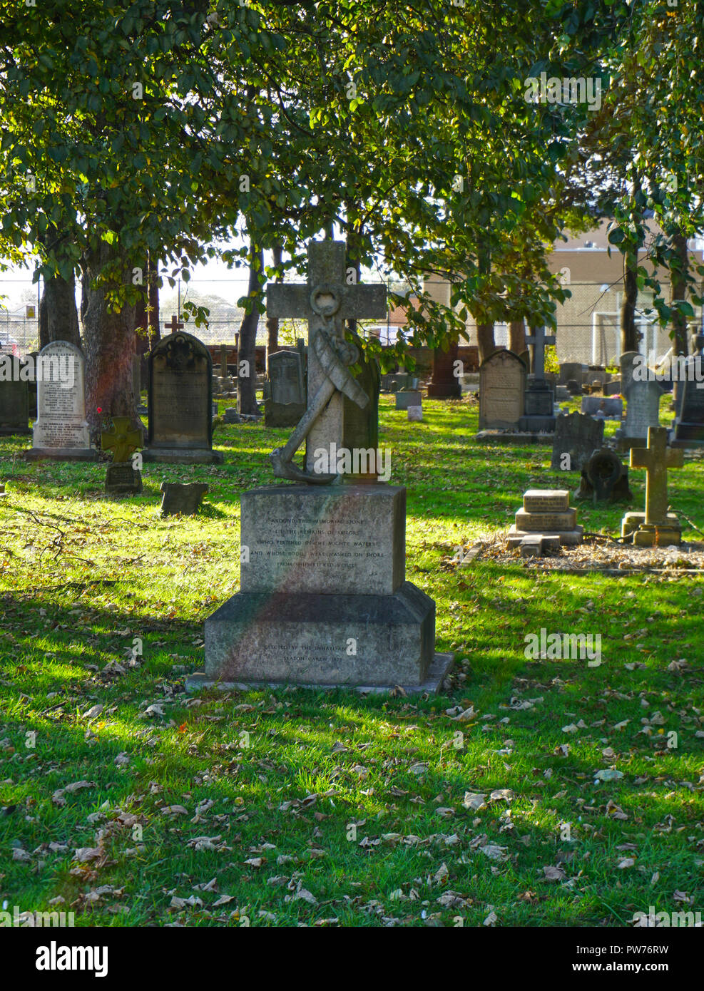 Cimitero alla Chiesa della Santa Trinità Seaton Carew Hartlepool Inghilterra Mariners headstone Foto Stock