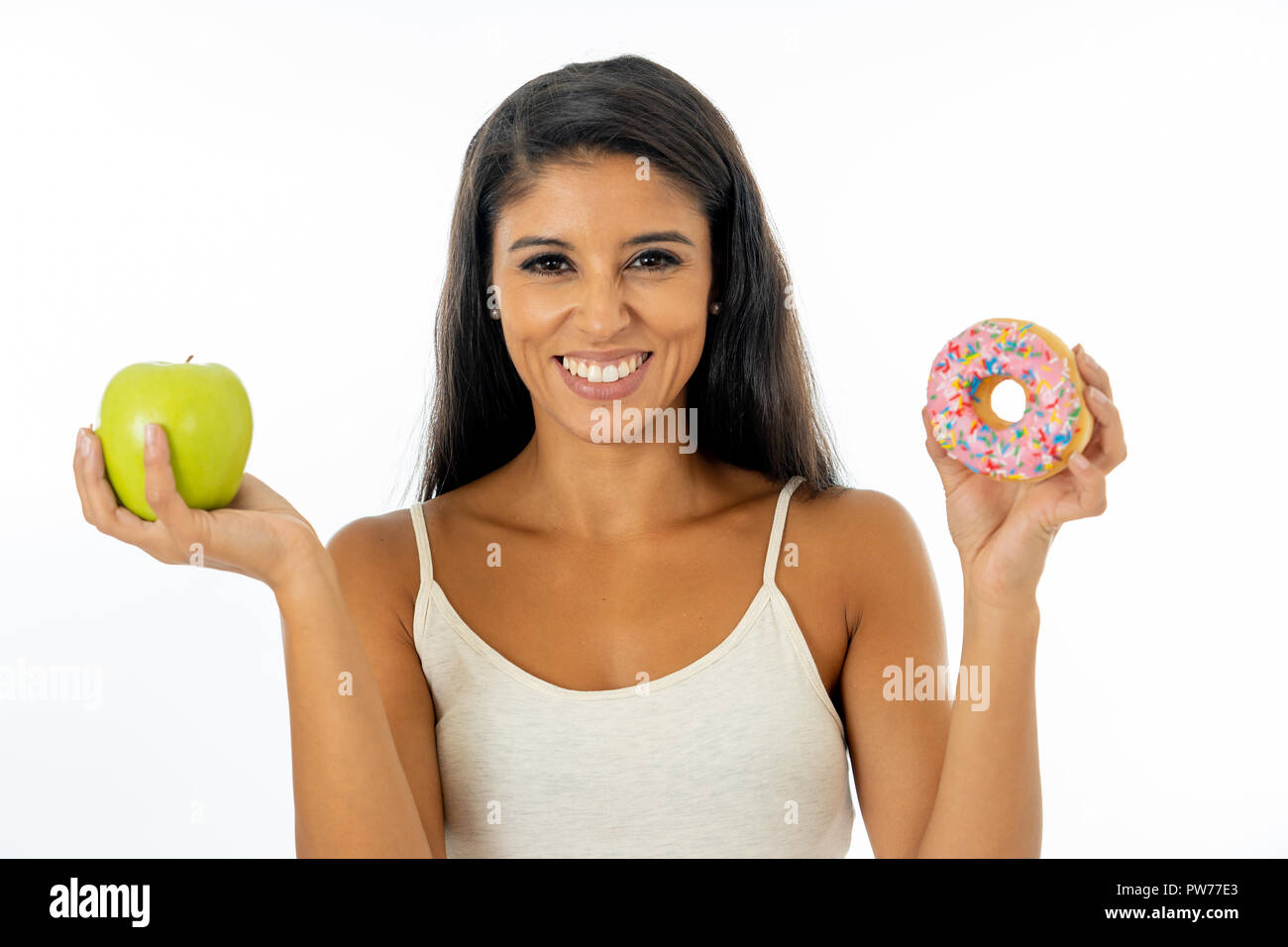 Bella felice giovane donna azienda apple e ciambella in sano cibo malsano, detox mangiare, calorie e il concetto di dieta. Foto Stock Bella felice giovane donna azienda apple e ciambella in sano cibo malsano, detox mangiare, calorie e il concetto di dieta. Foto Stock