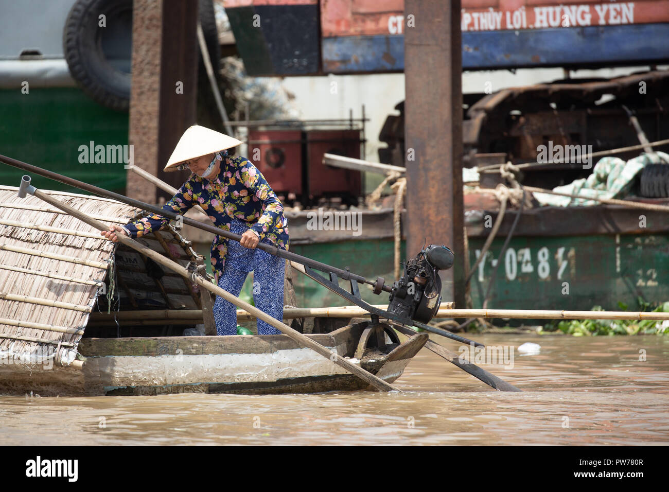 Delta del Mekong, Vietnam - 28 Settembre 2018: Unidentified donna locale inizia la sua barca sul fiume Mekong in Vietnam. Foto Stock