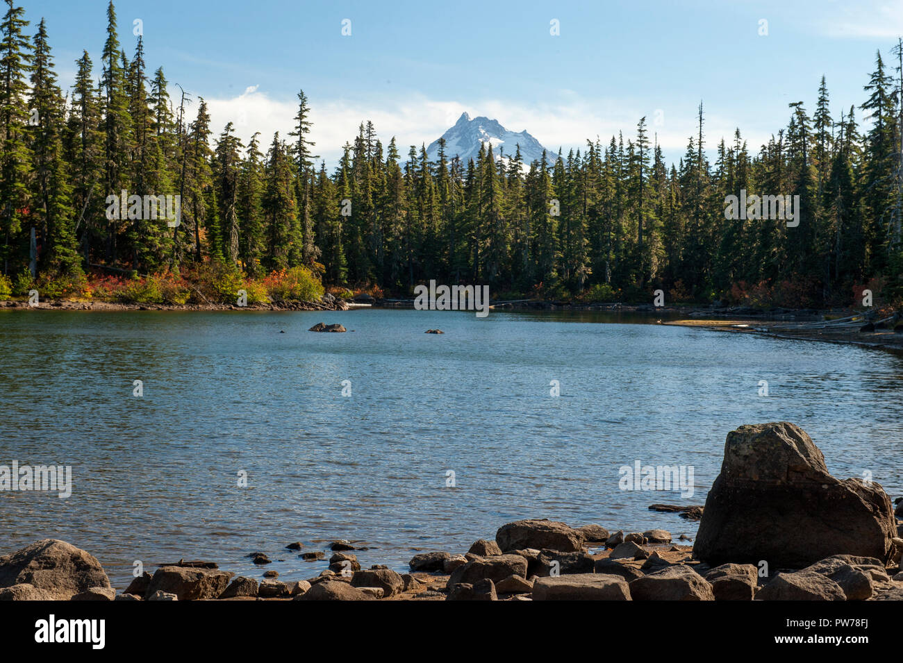 Oregon Mount Jefferson come visto dal lago di testa lungo la Pacific Crest Trail nel Olallie Scenic Area Foto Stock