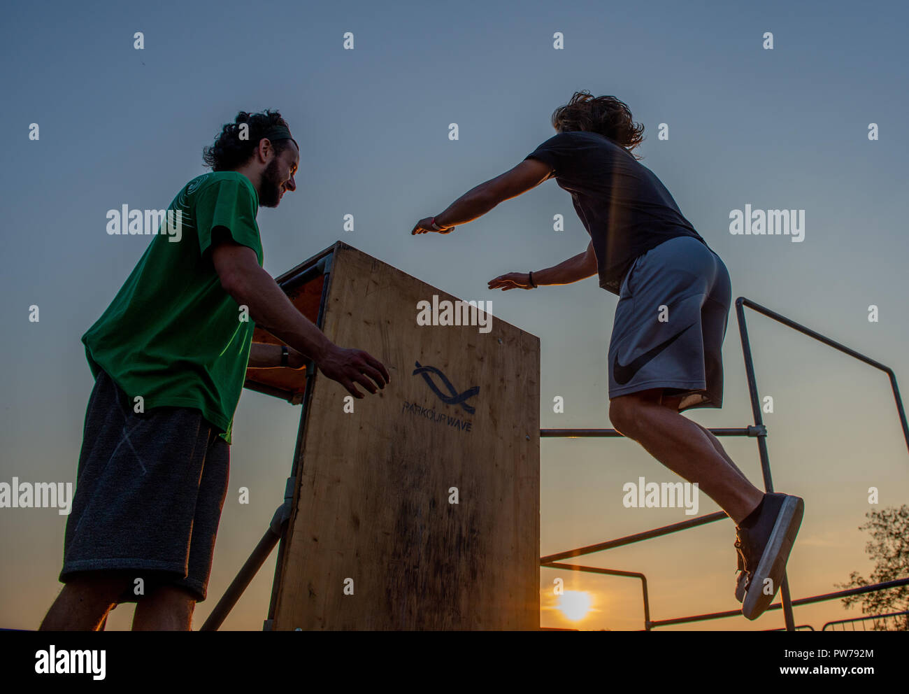 Bergamo Italia il 12 ottobre 2018:Parkour 'attività fisica in corsa, alpinismo e saltando di superare un ostacolo Foto Stock