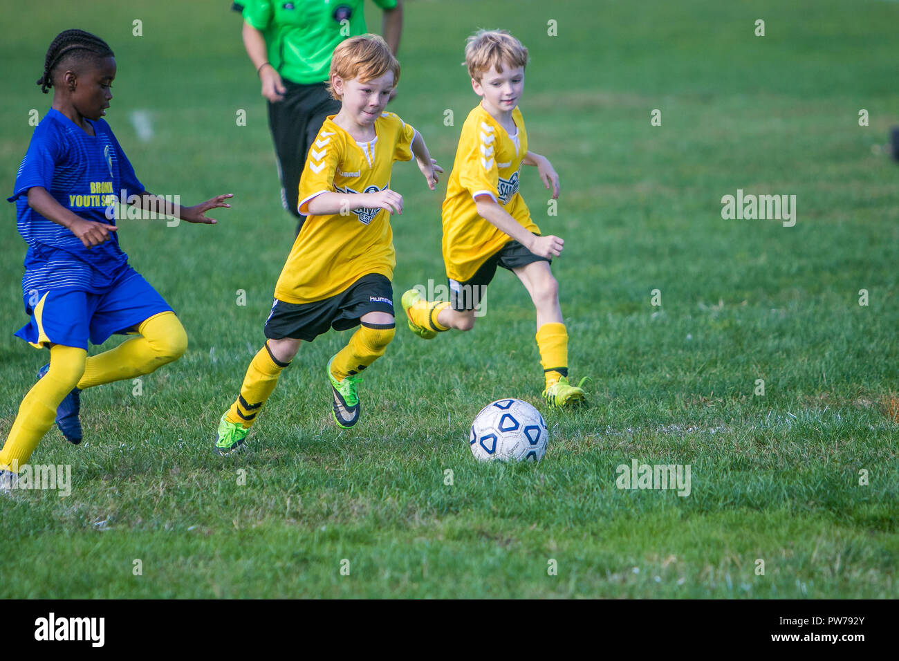 New York , 29 settembre 2018: 7 e 8 anno di età dei ragazzi sono la riproduzione di un league soccer game. Foto Stock