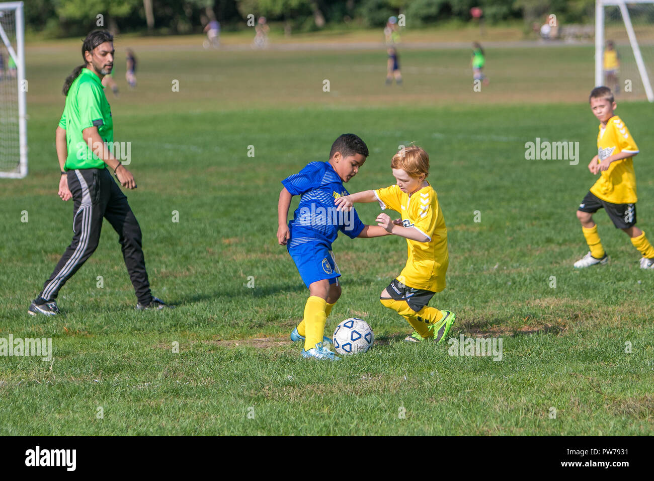 New York , 29 settembre 2018: 7 e 8 anno di età dei ragazzi sono la riproduzione di un league soccer game. Foto Stock